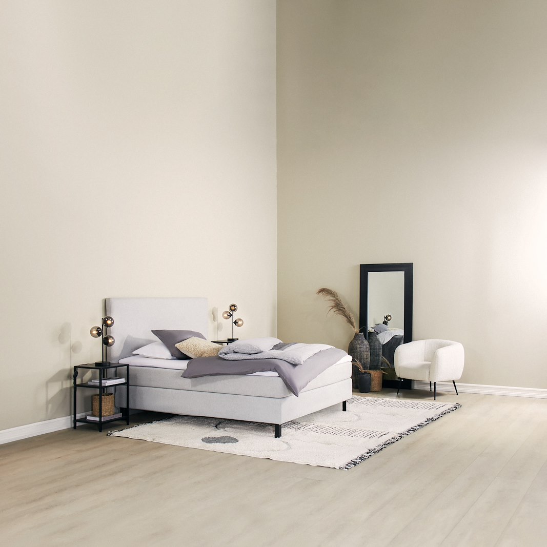 Komfort 3 kontinentalseng 150x200 cm i tekstil Primo lys grå 84 med medium/medium fasthet, Komfort 3 overmadrass og firkantet sorte ben 15 cm