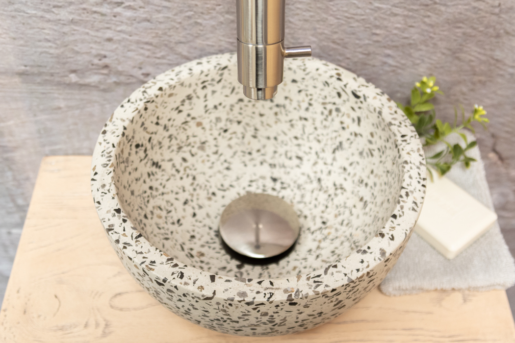 Saniclear Seba fonteinset met eiken plank, zwart-witte terrazzo waskom en RVS kraan voor in het toilet