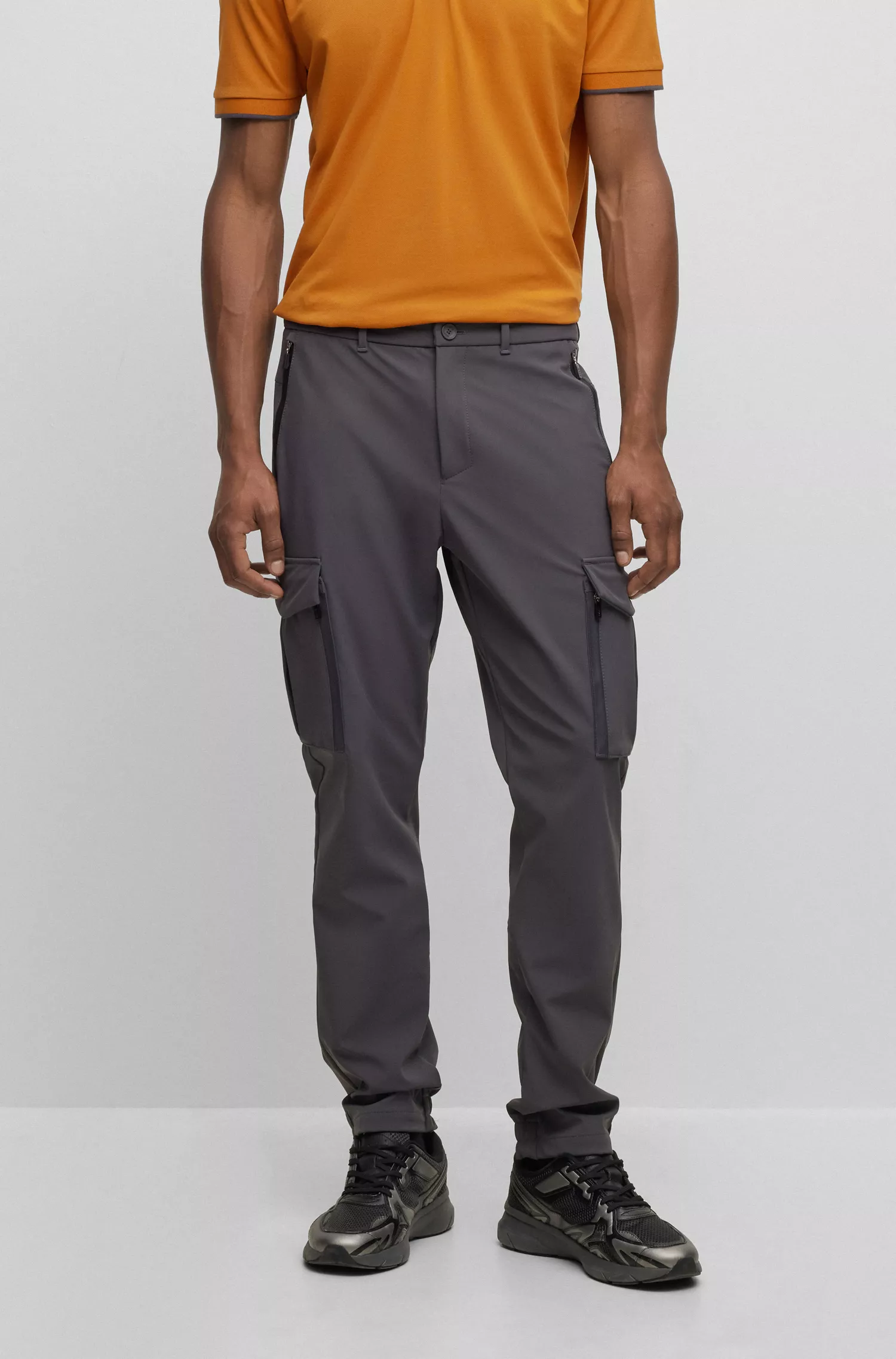 Calça chino BOSS verde, corte regular, com bolsos cargo.