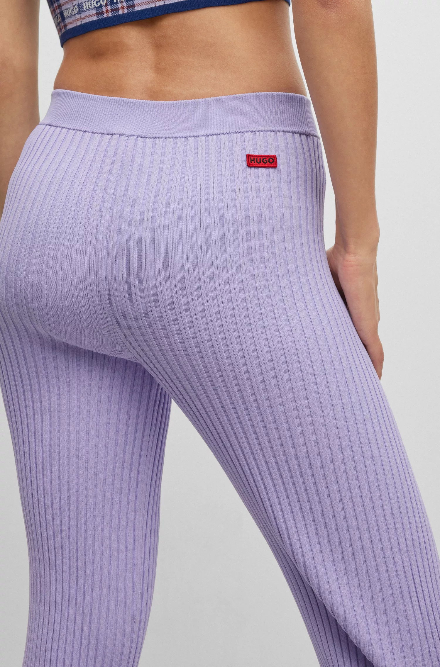 Calças HUGO de crepe canelado vermelho, corte regular, com bainhas fendidas.