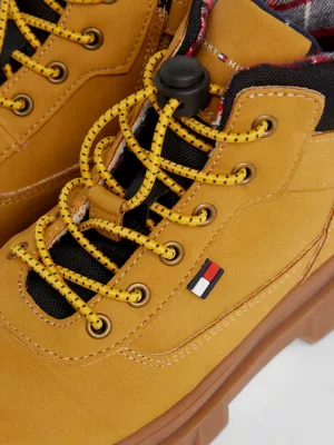 Botas de cano curto com solado tratorado