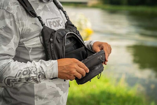 Sac de Poitrine Voyager Camouflage Fox Rage (Incl. 2 Boîtes à Leurres)