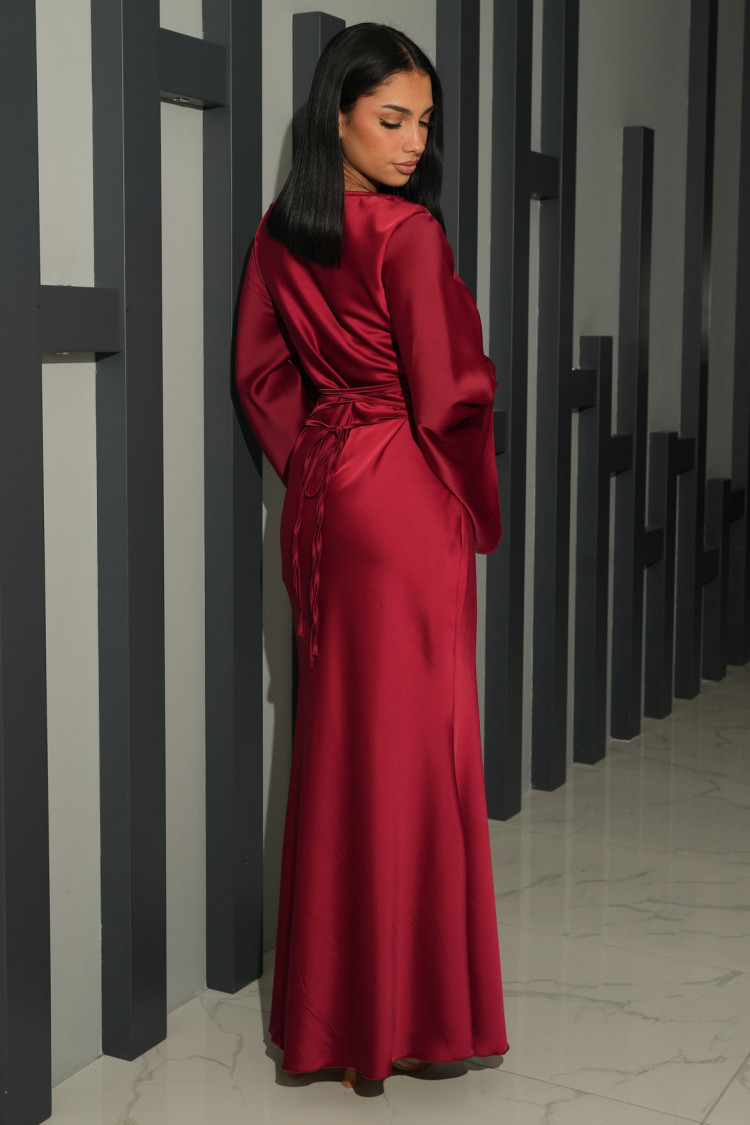 Robe ample satinée et ajustable au dos bordeaux