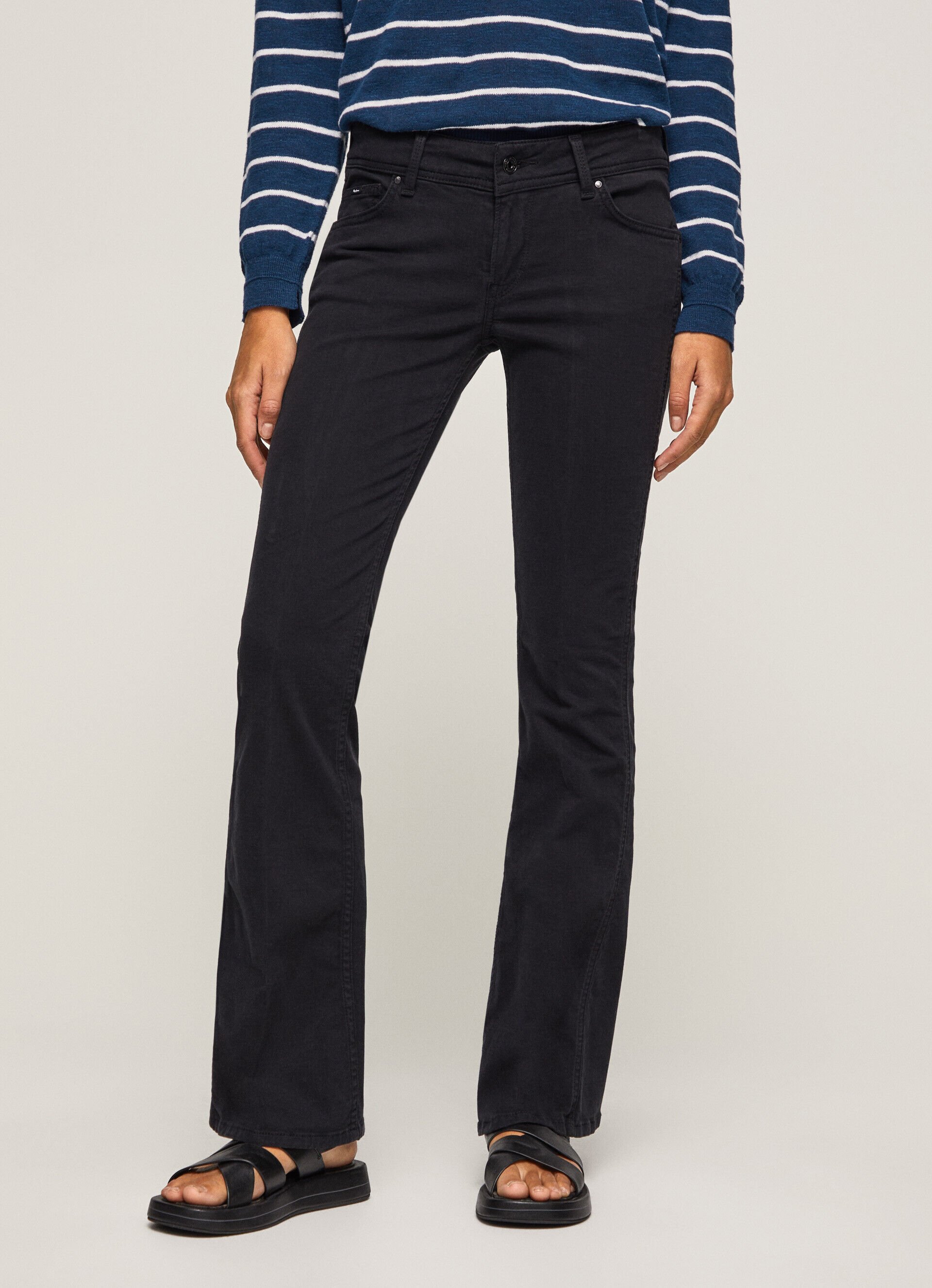 Calça de corte regular com 5 bolsos - preta