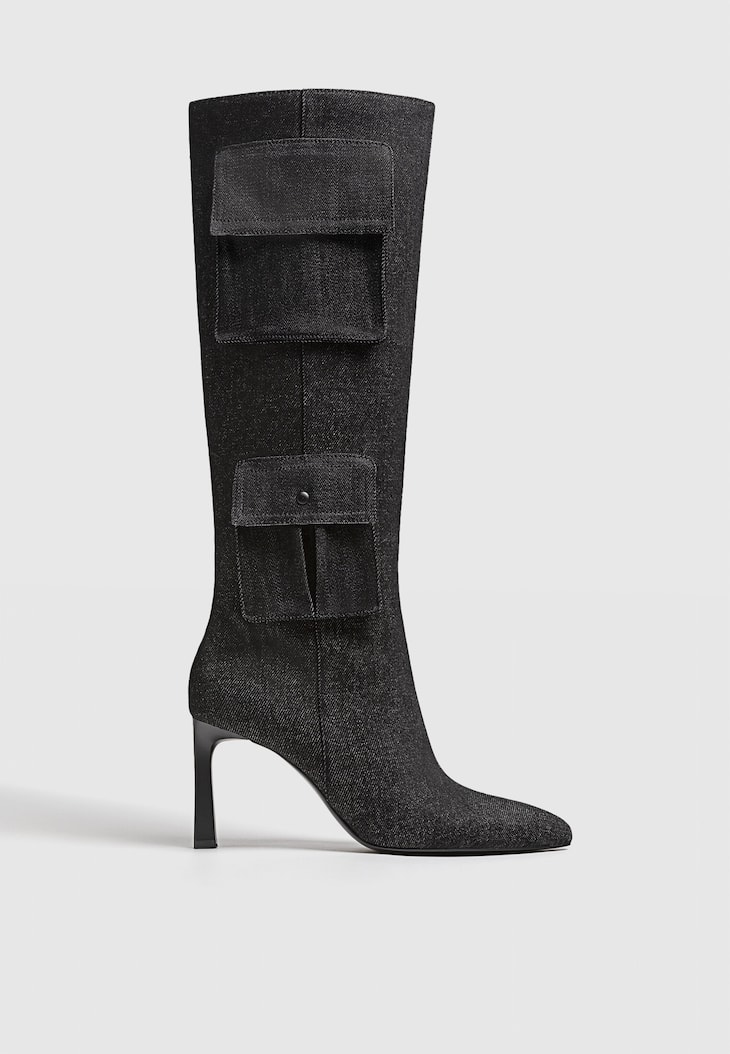 Botas de salto alto em jeans com bolsos