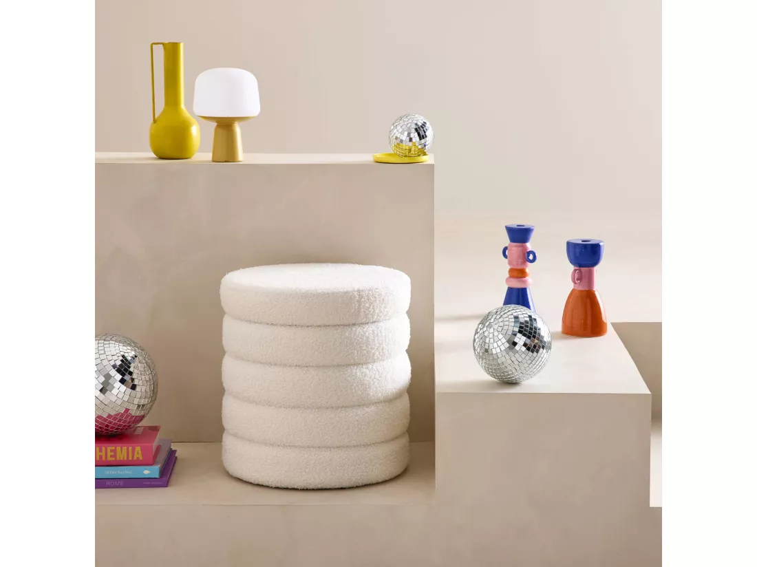 Tabouret en bouclettes blanches avec coffre de rangement intégré