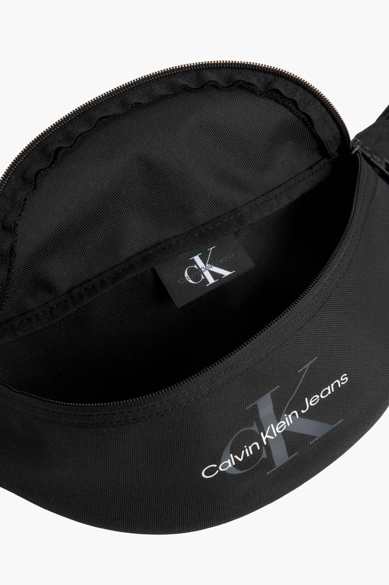 pochete com o logotipo da CK