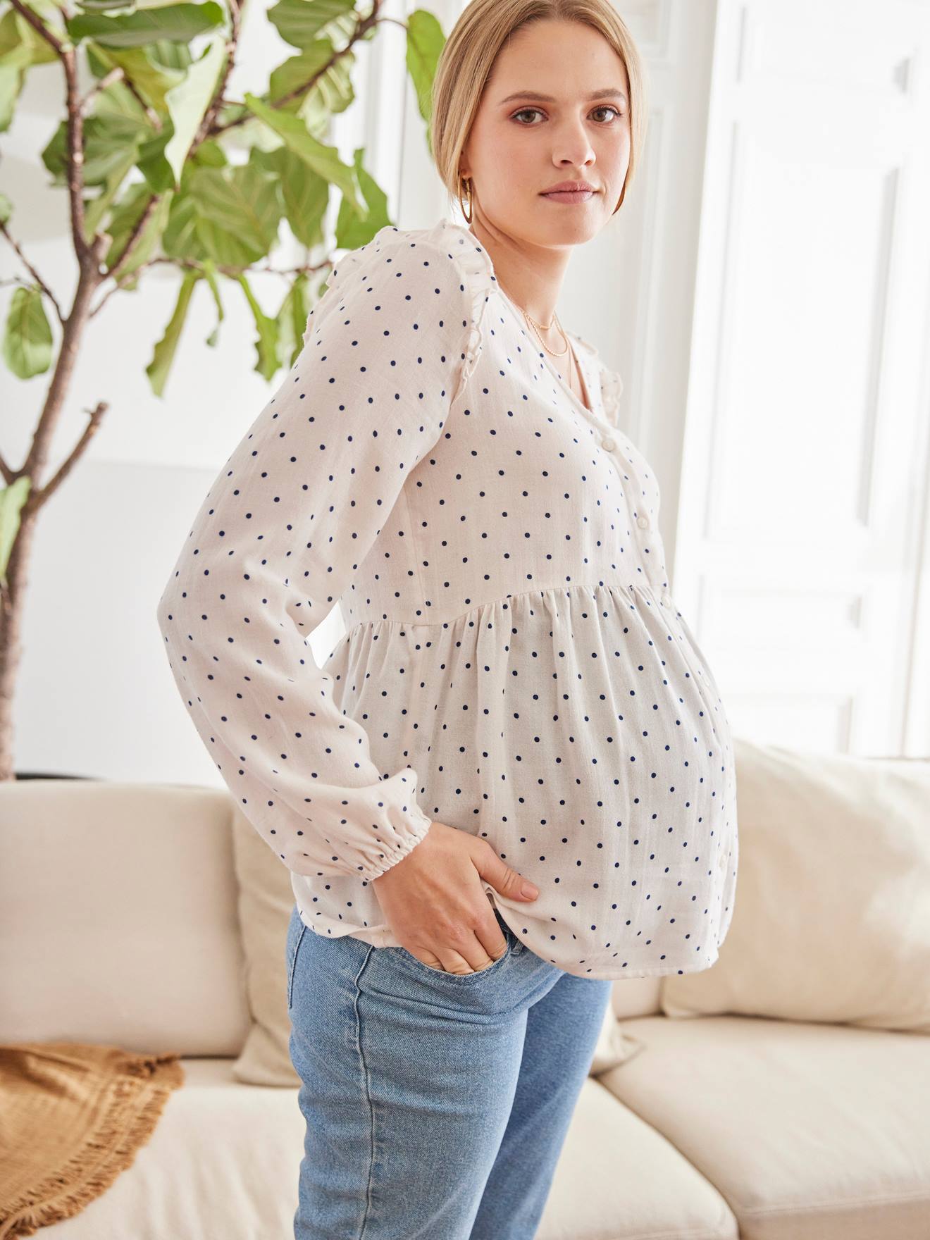 Blusa off-white com estampa de bolinhas, ideal para gestantes e lactantes.