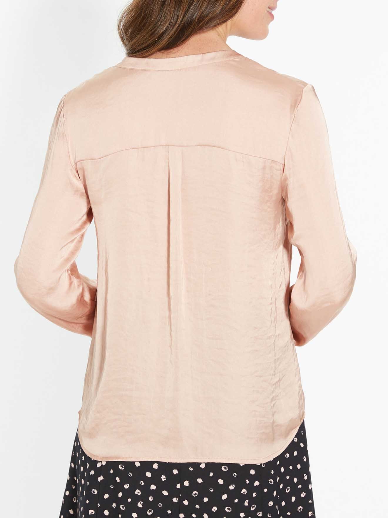 Blouse volantée, tissu satiné