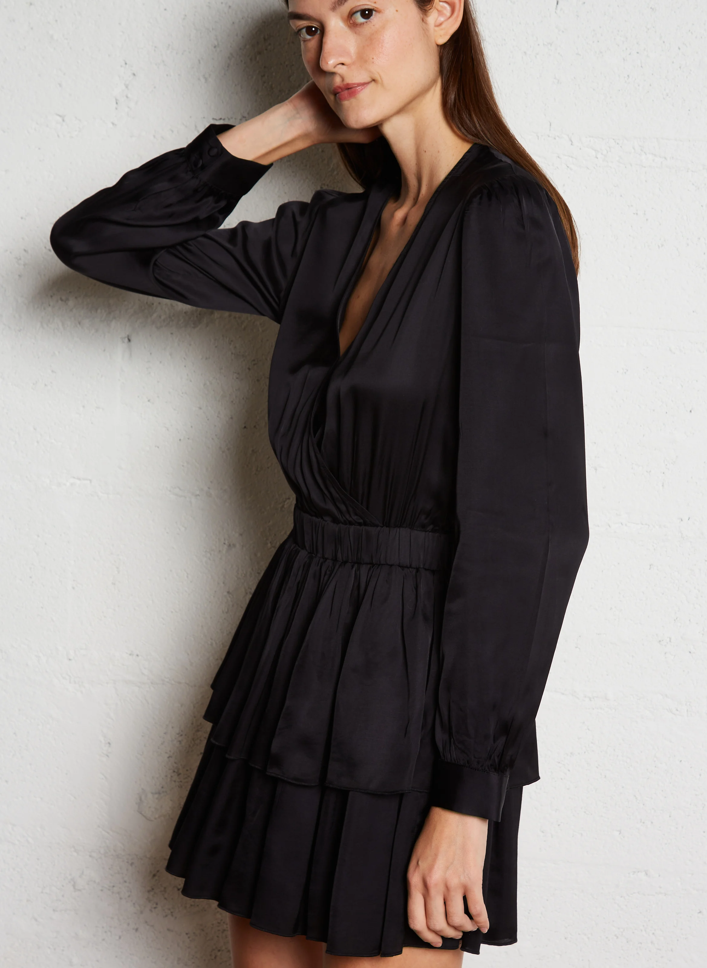 RIMINI - Robe courte cintrée à col V | Noir