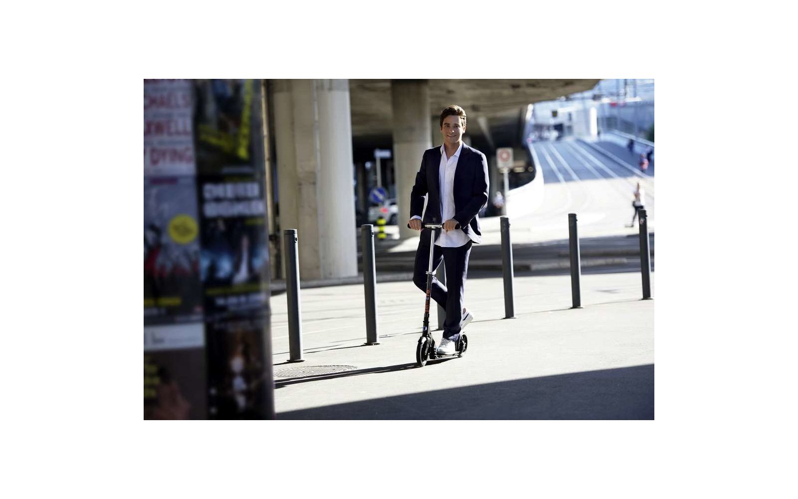 Micro Black/White klappbarer Scooter Schwarz