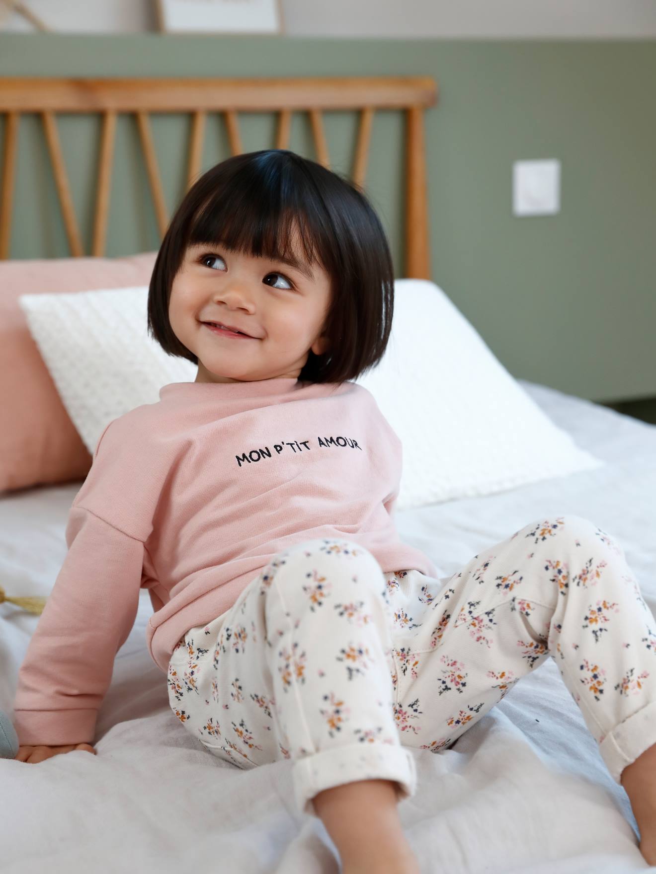 Calças de tecido tipo paperbag bege claro estampadas com cinto para bebê