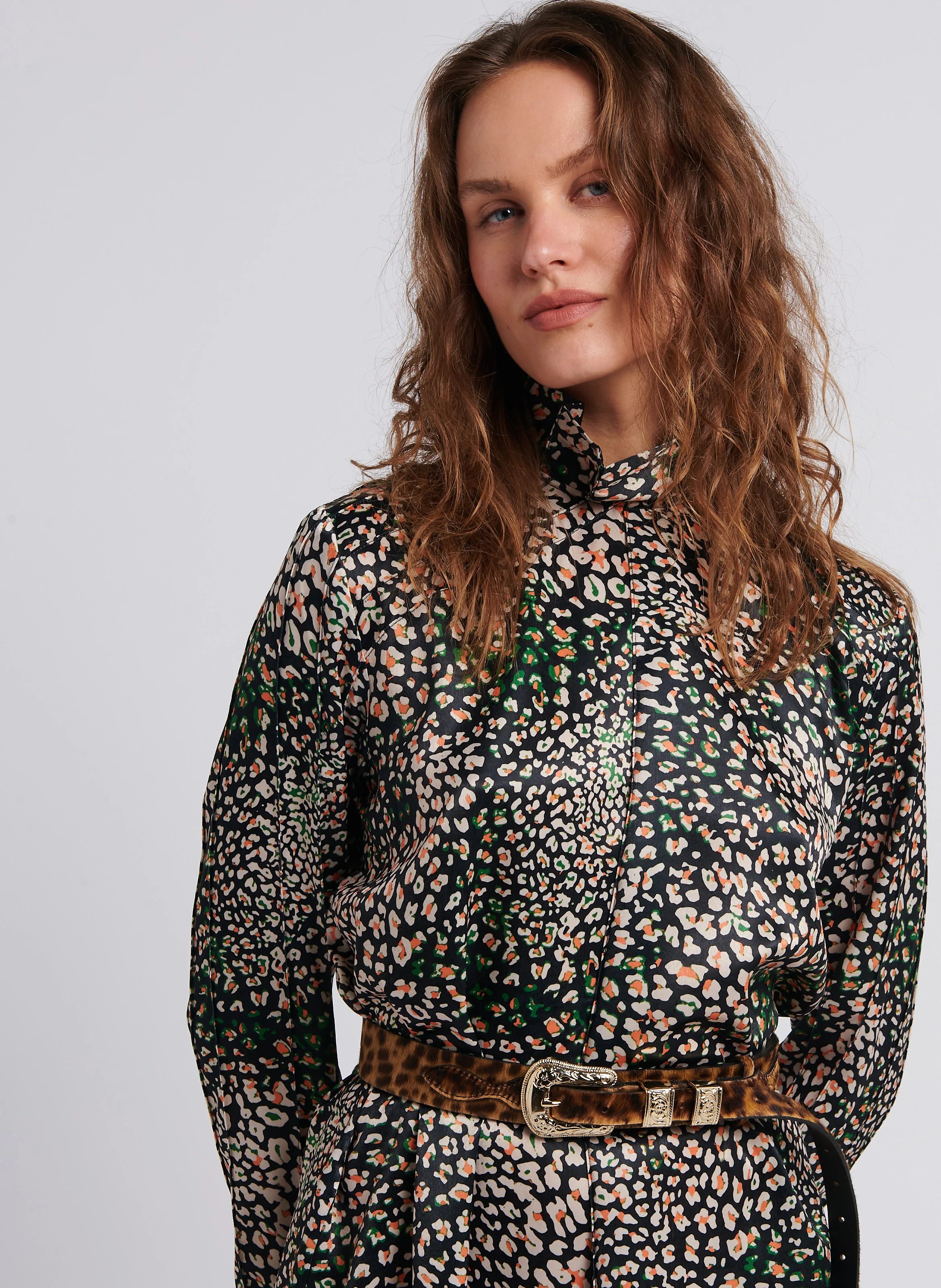 MUSE - Robe courte ample col montant à imprimé léopard | Multicolore