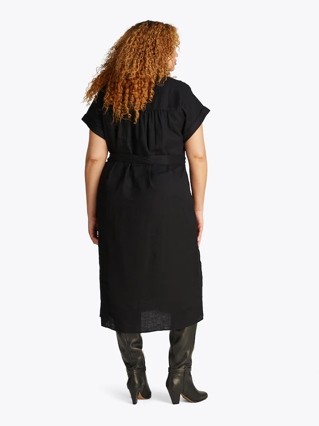 Tommy Hilfiger Curve Midikleid »CRV ESS LI BELTED S/S MIDI DRESS« in Grossen Grössen, mit Gürtel, Logostickerei