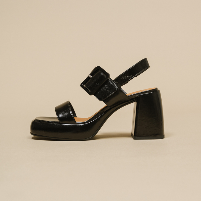 Sandales à bouts carrés et boucles  en cuir brillant noir