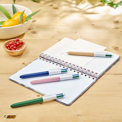BIC 4 Couleurs Bois - Stylo à bille 4 couleurs effet bois - disponible dans différentes couleurs