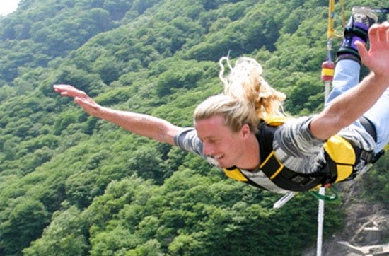 Bungy Jumping wie James Bond am Verzascatal Staudamm