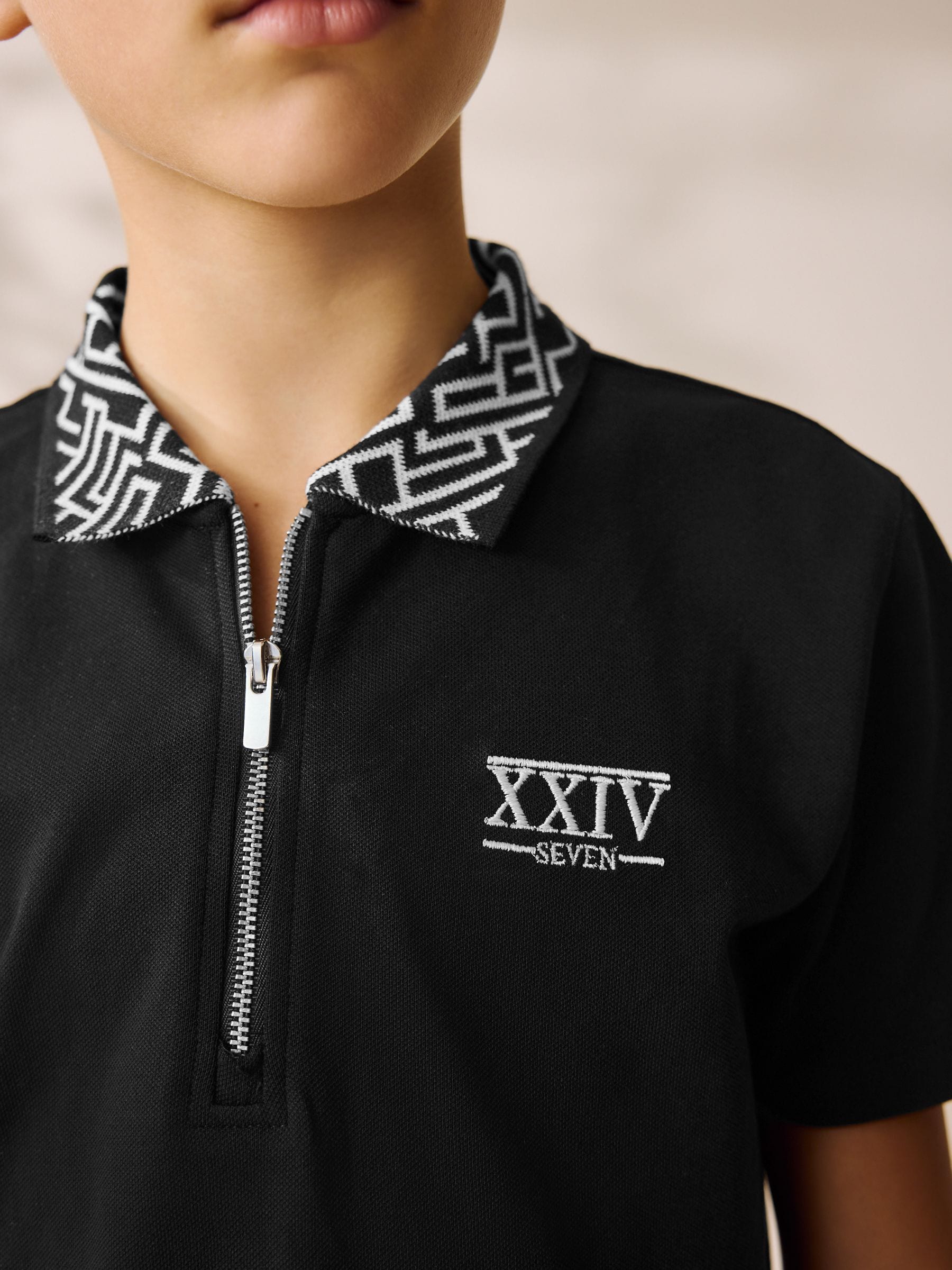 Zwart - Set van geo poloshirt met korte mouwen en kraag en shorts (3-16jr)