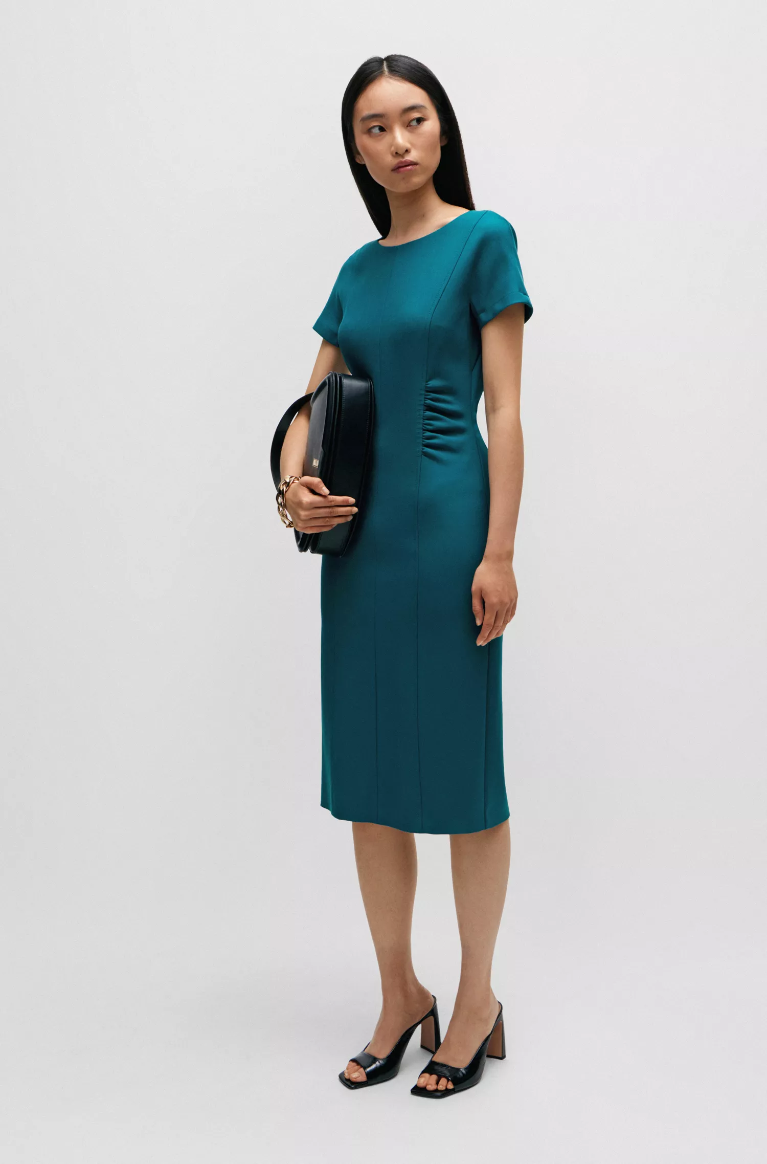 Vestido preto de negócios BOSS com fenda frontal e detalhes franzidos.
