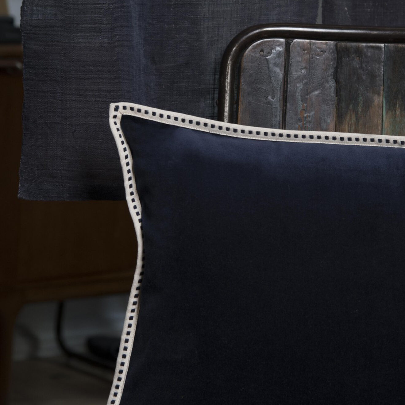 Febronie Housse de coussin velours Ella bleu nuit