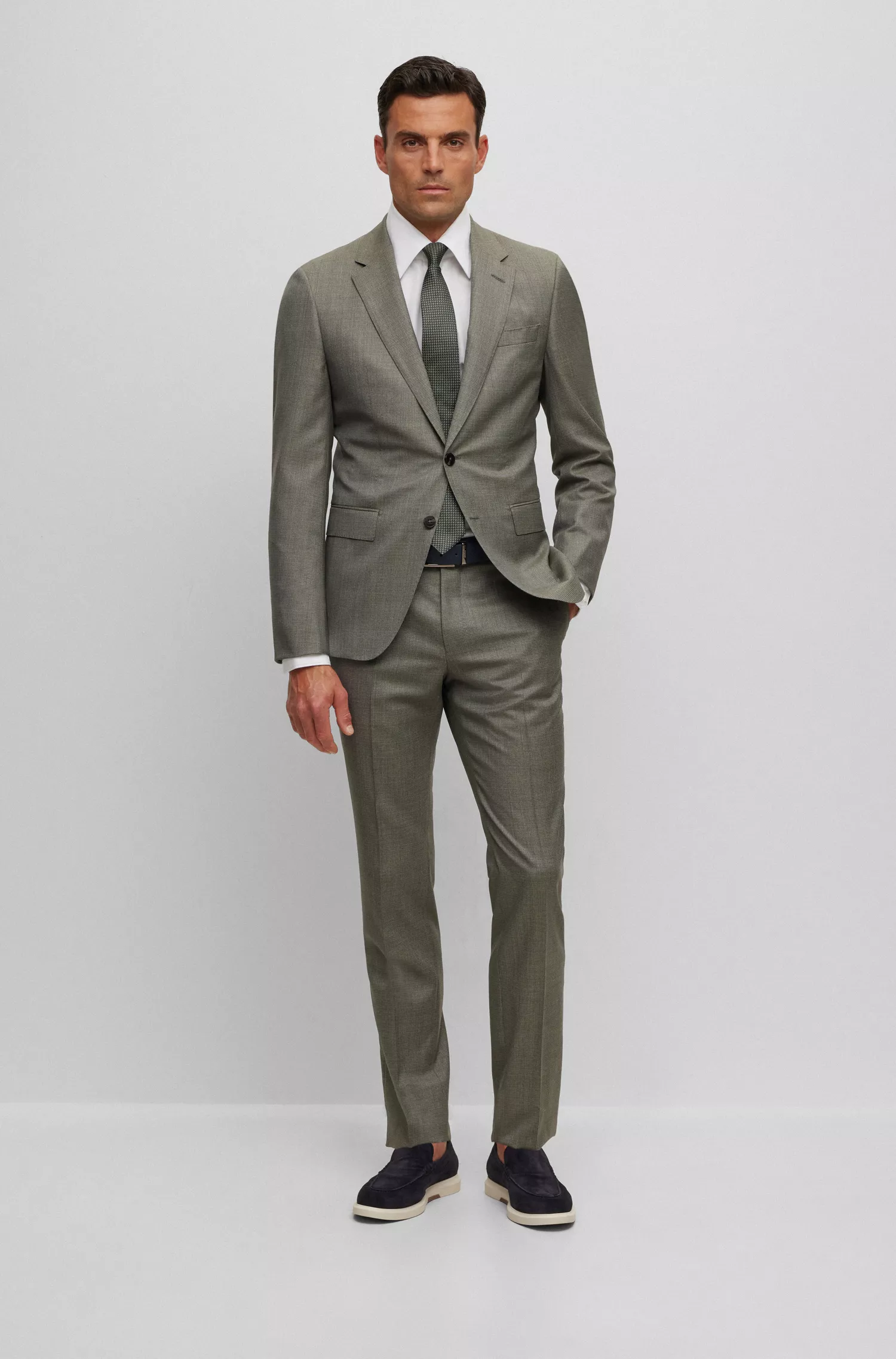Terno BOSS Camel Slim-fit em lã virgem com microestampa.