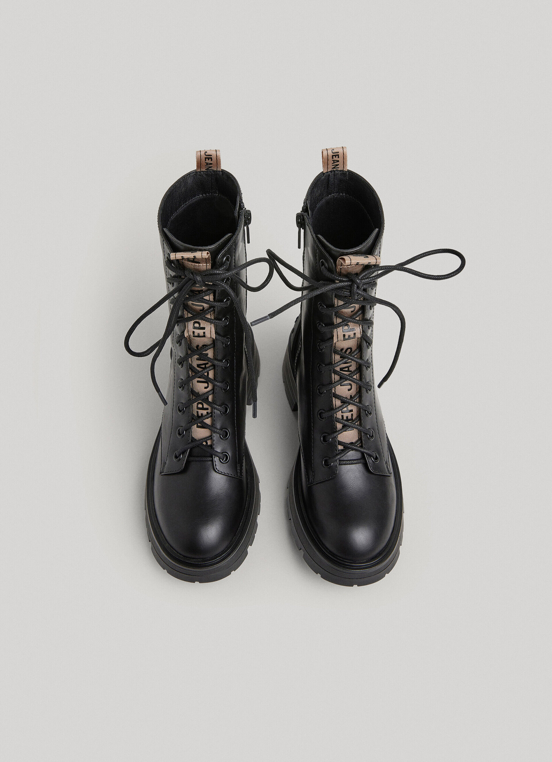 Botas de cano curto com cadarço - pretas