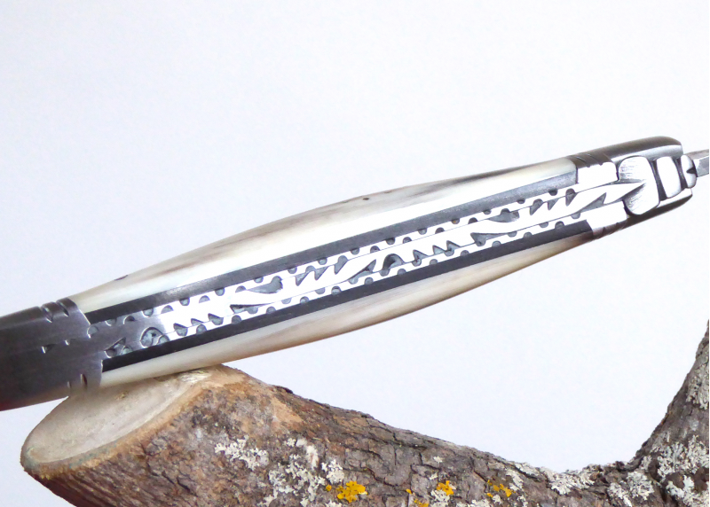 Couteau Laguiole avec une lame Damas et un manche en Corne Blonde