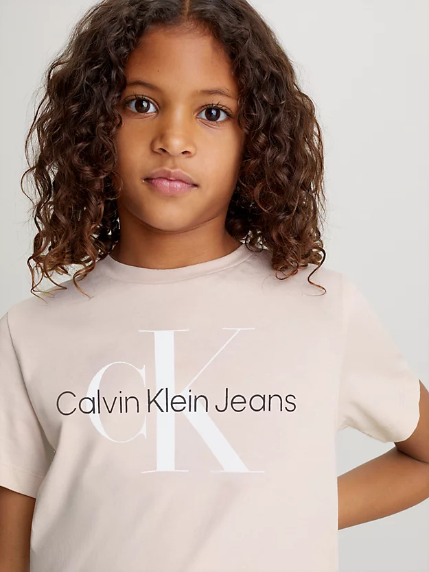 Camiseta infantil com logotipo