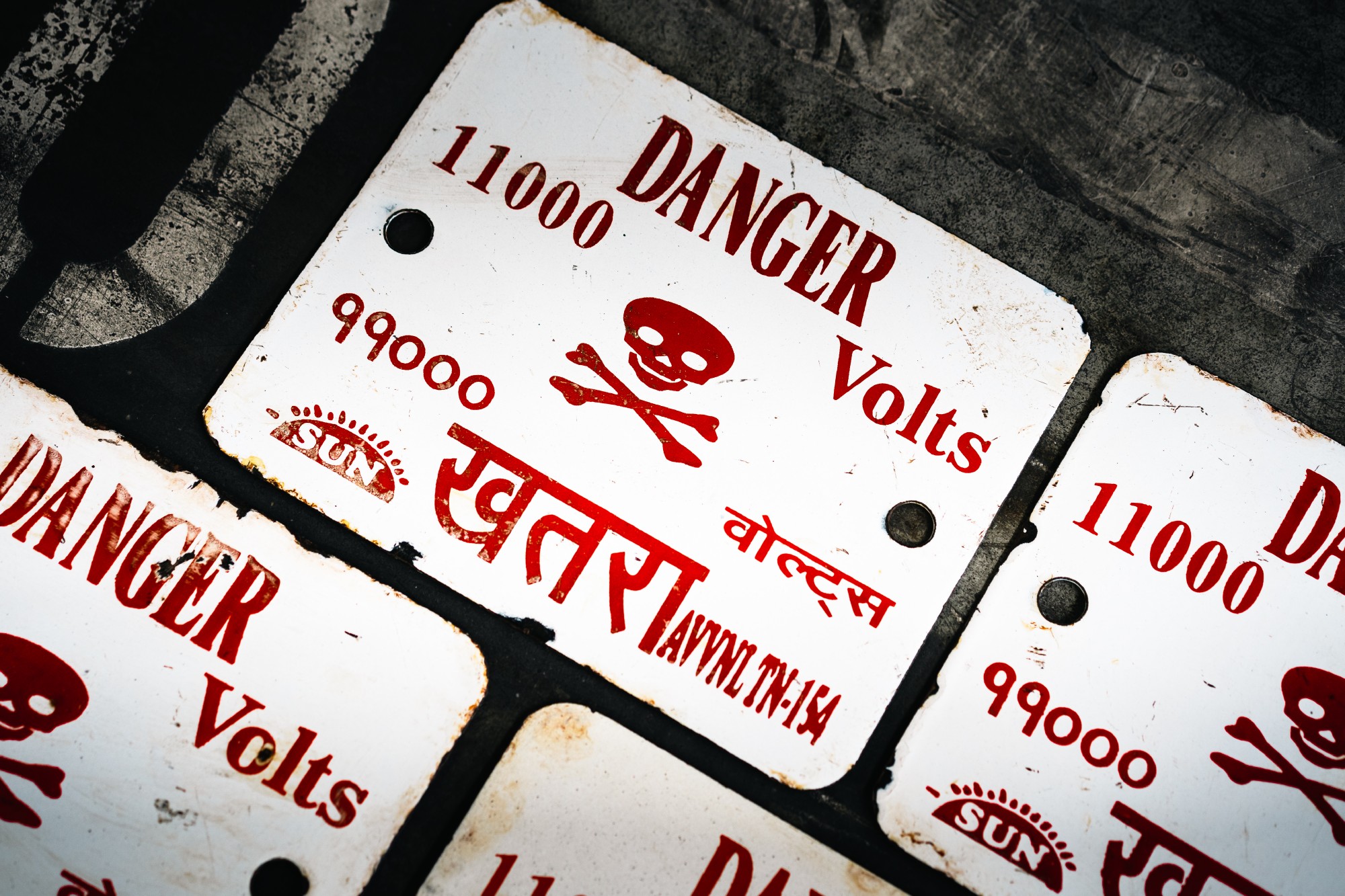Schild 'Danger - 11000 Volts', weiß, rot, B 25 cm, H 20 cm günstig bestellen