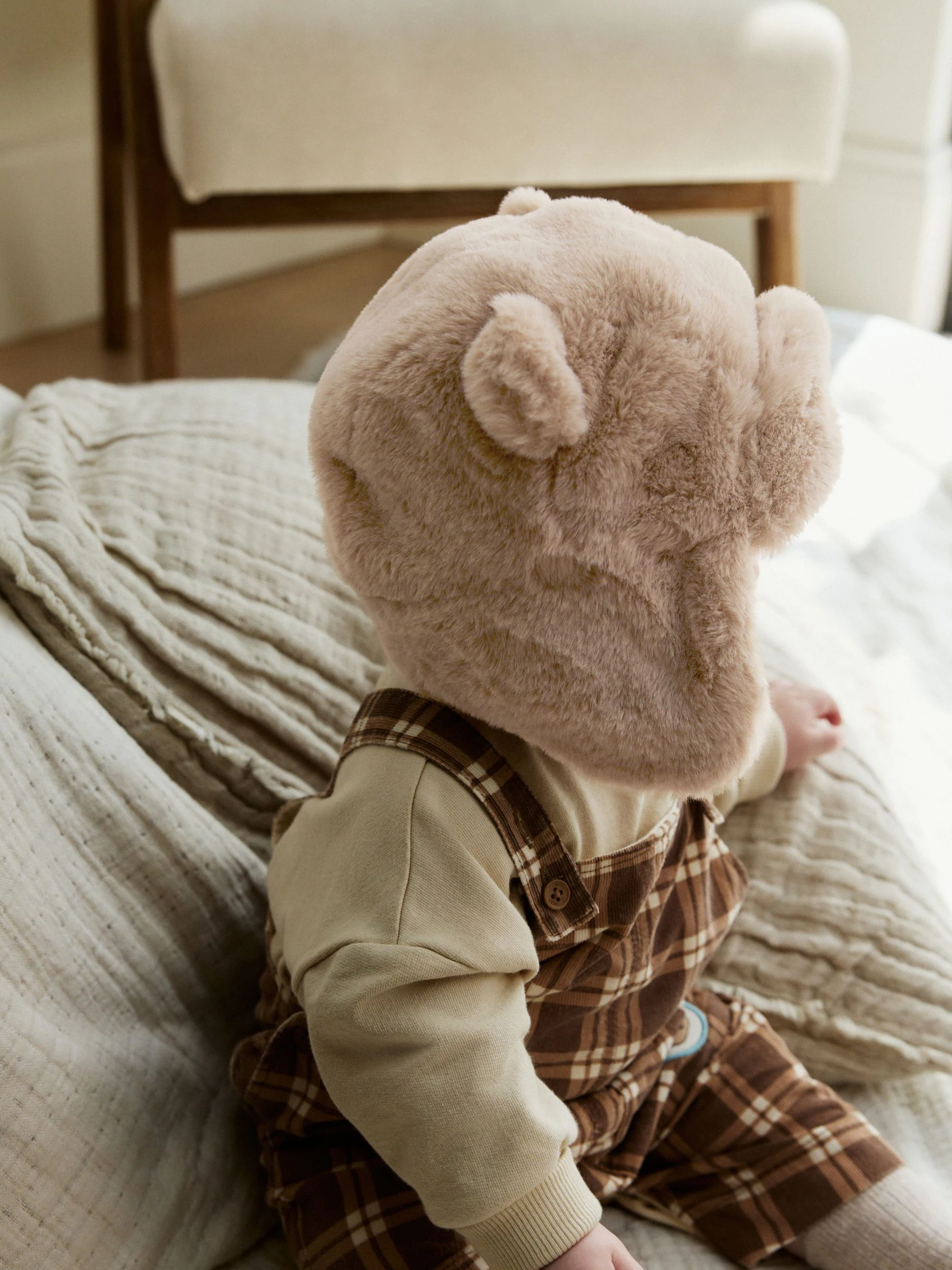 Beige imitatiebont met beergezicht. - Babymuts met oorkleppen