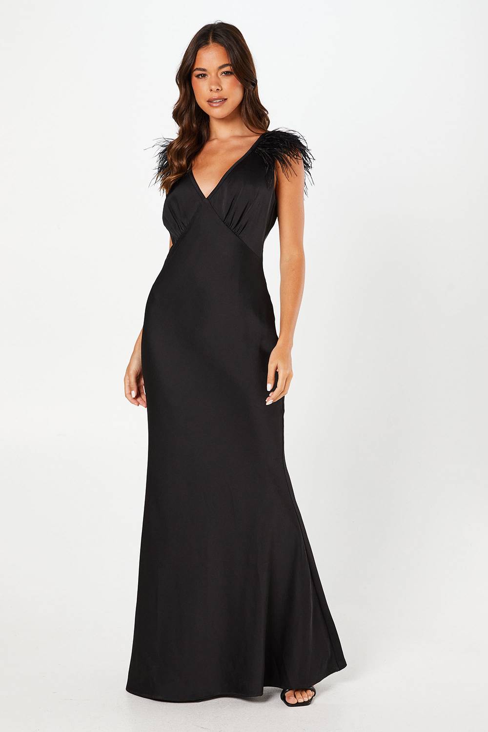 Coast Robe Longue Noire en Satin avec Détail Plumes aux Épaules et Col en V