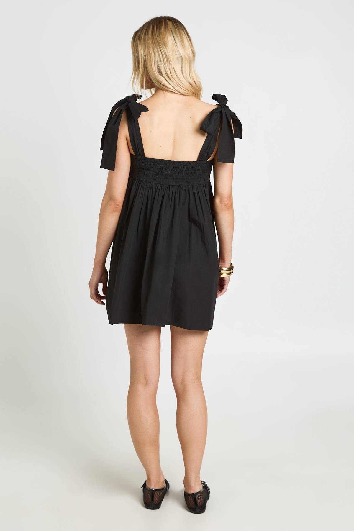 boohoo Robe Courte Smockée Petite Avec Bretelles À Nouer Aux Épaules