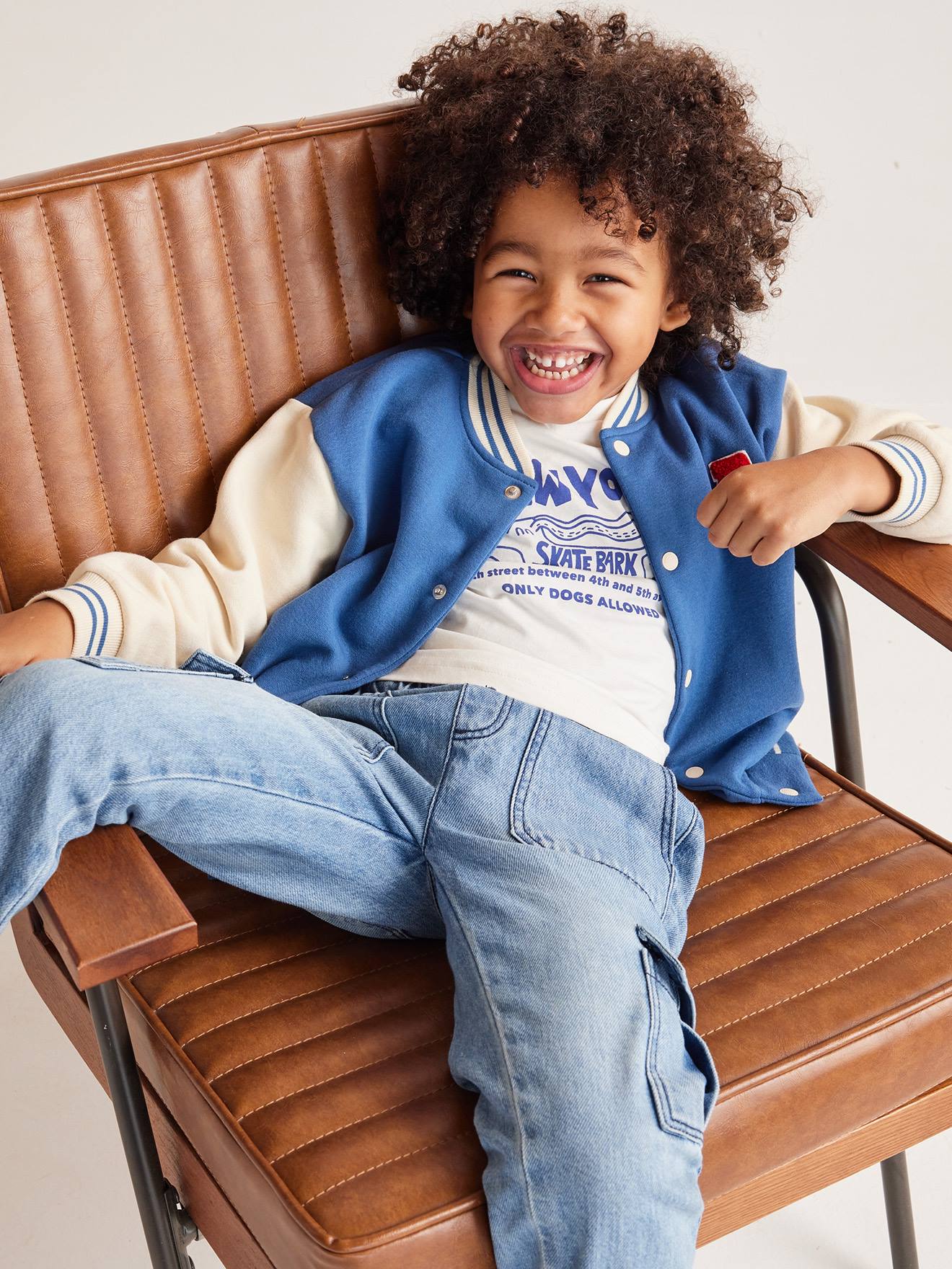 Moletom universitário azul infantil estilo teddy com botões de pressão na frente.