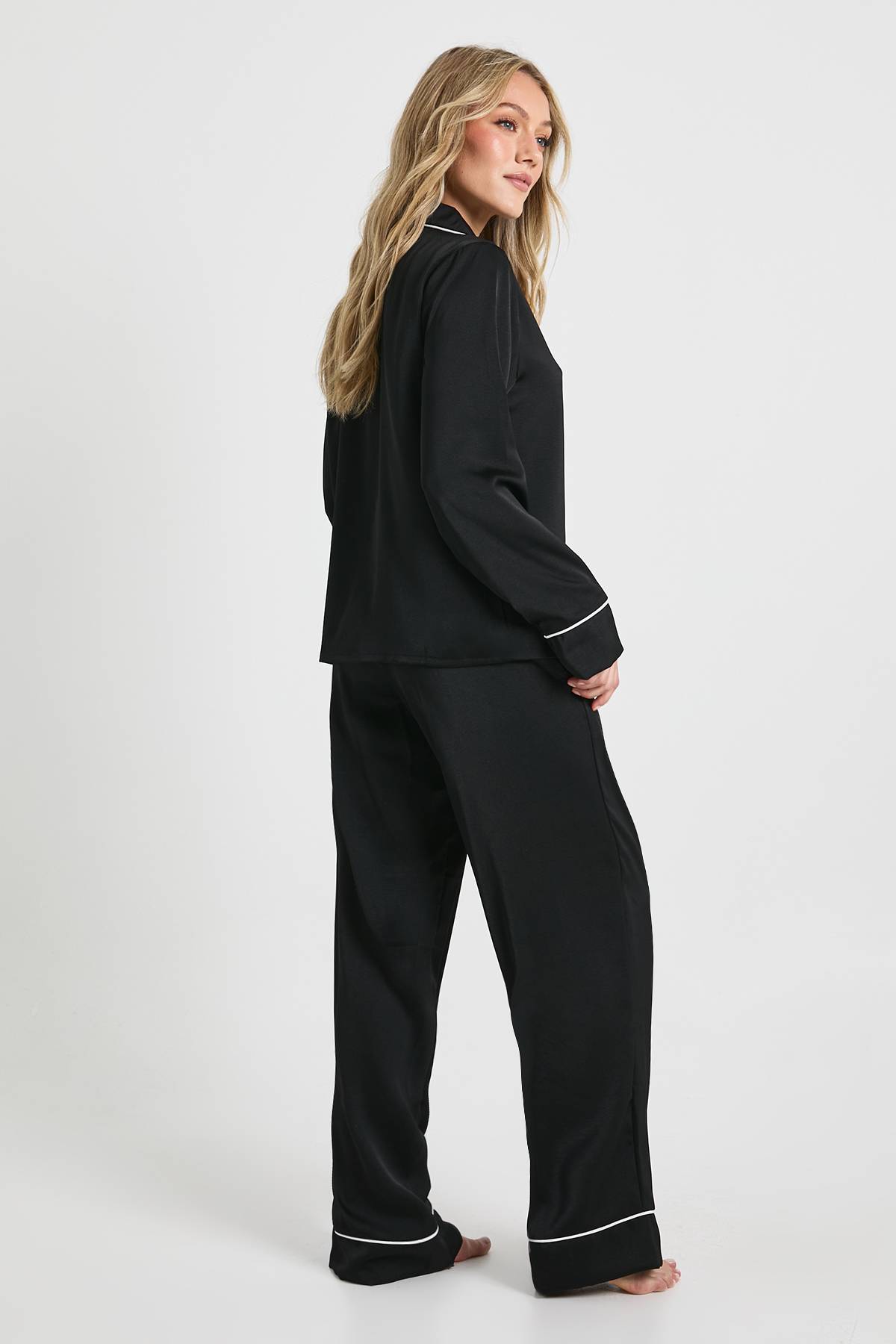 boohoo Ensemble Pyjama Petite Chemise Et Pantalon À Manches Longues En Satin Avec Détails Passepoilés