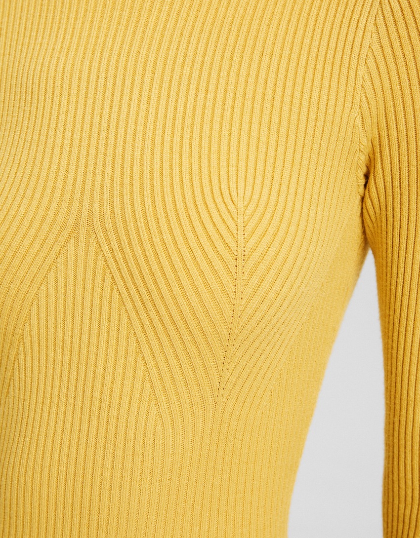 Vestido midi de malha canelada com mangas compridas e gola alta com fendas.