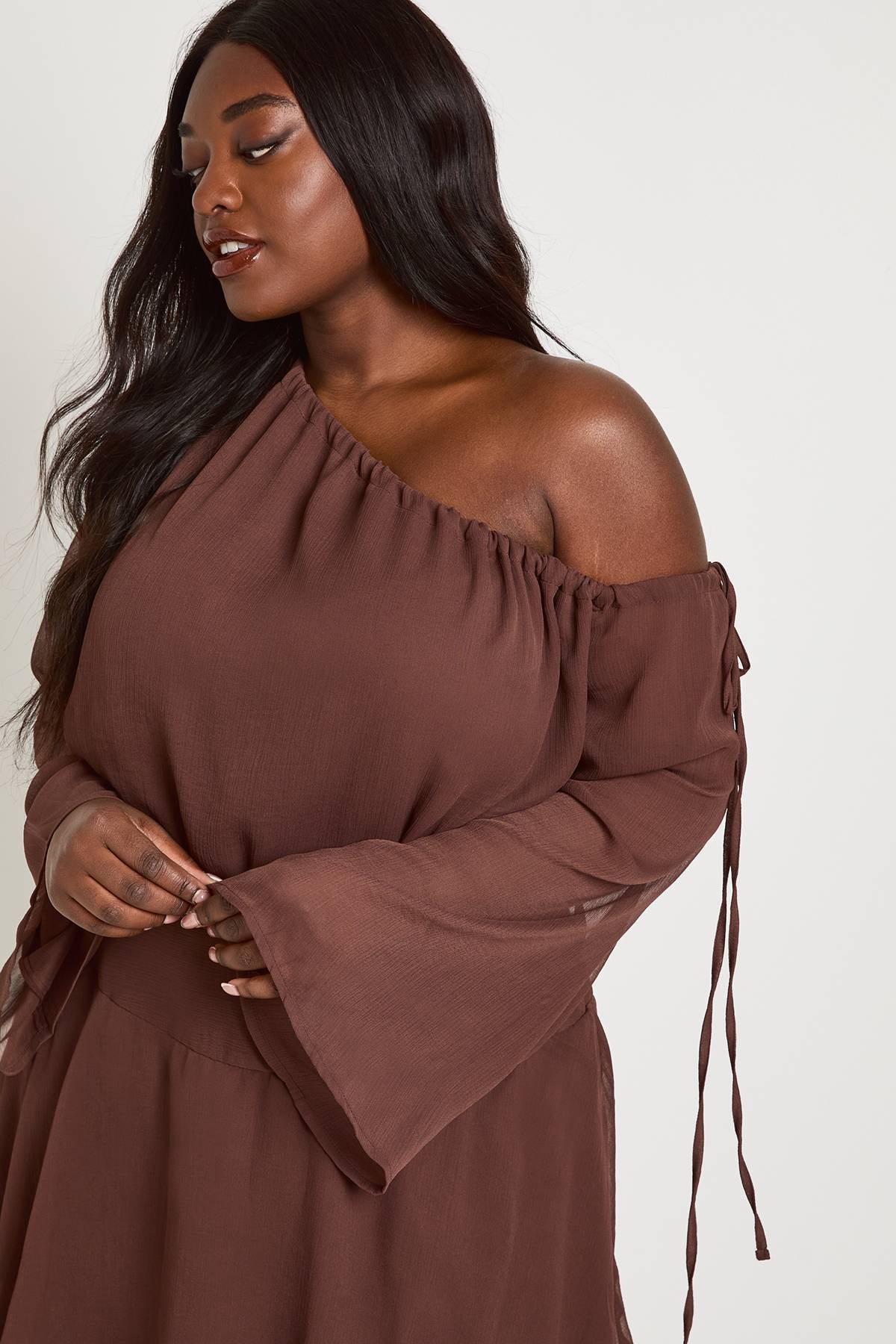 boohoo Robe Patineuse Asymétrique En Mousseline Grande Taille
