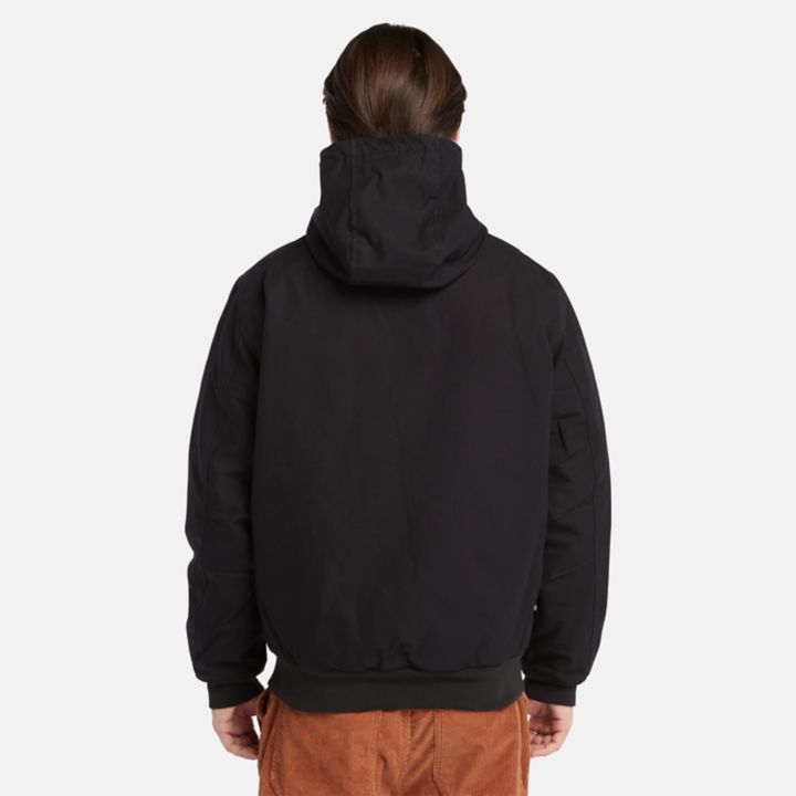 Jaqueta bomber masculina com capuz e isolamento térmico em lona preta.