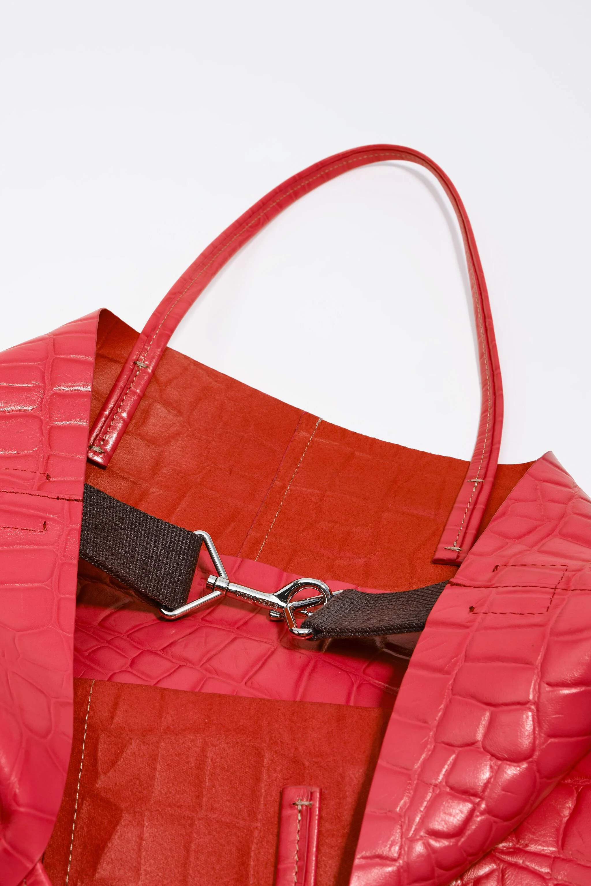 Bolsa grande de compras em couro vermelho com estampa de crocodilo.