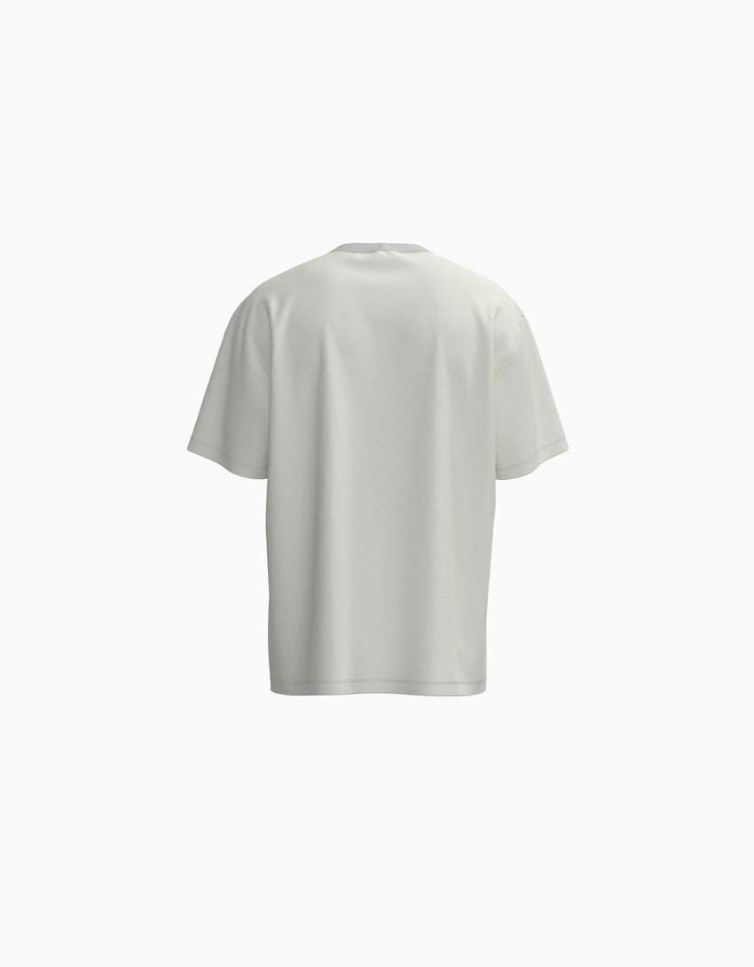 Camiseta de manga curta com estampa do Garfield e modelagem quadrada.