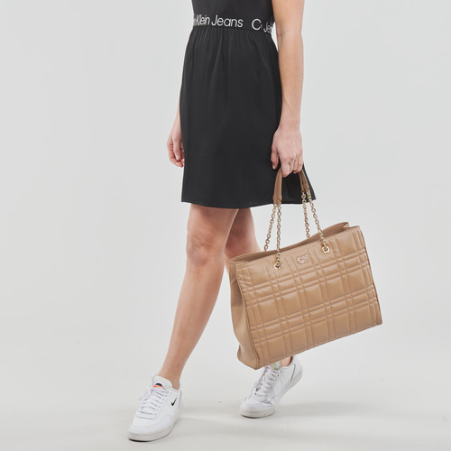 Calvin Klein Jeans - RE-LOCK QUILT TOTE W/LPT CMPT - Beige