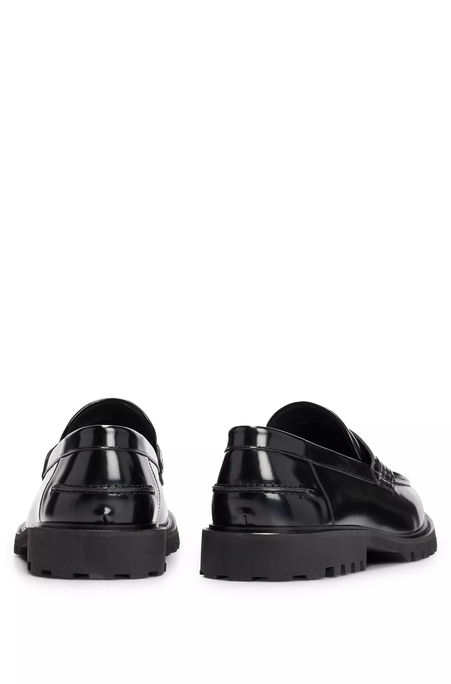 Mocassins BOSS em couro preto com detalhe de moeda com a marca.