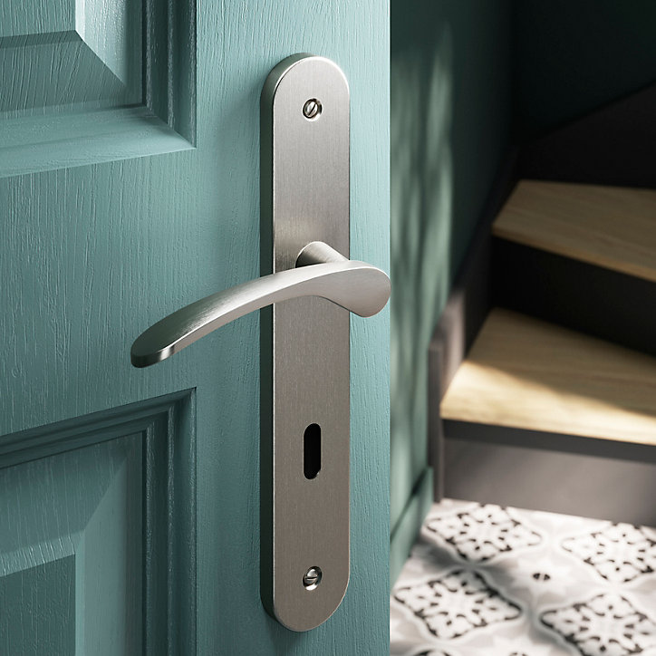 Ensemble poignée sur plaque rond serrure GoodHome Beare effet nickel satin gris L.110.5mm x l.40mm entraxe 195mm