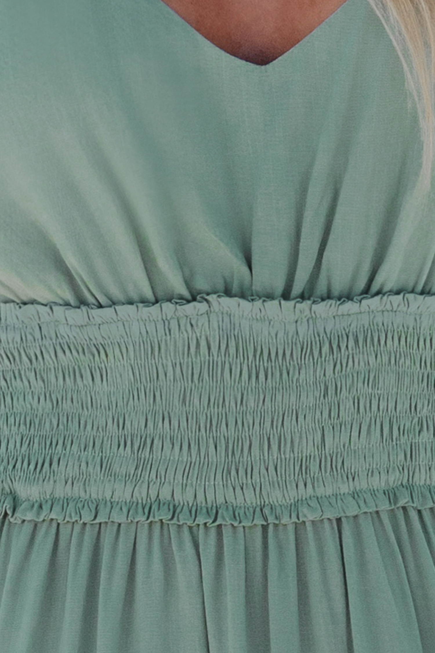 Robe maxi sans manches avec taille à smocks et ourlet à volants
