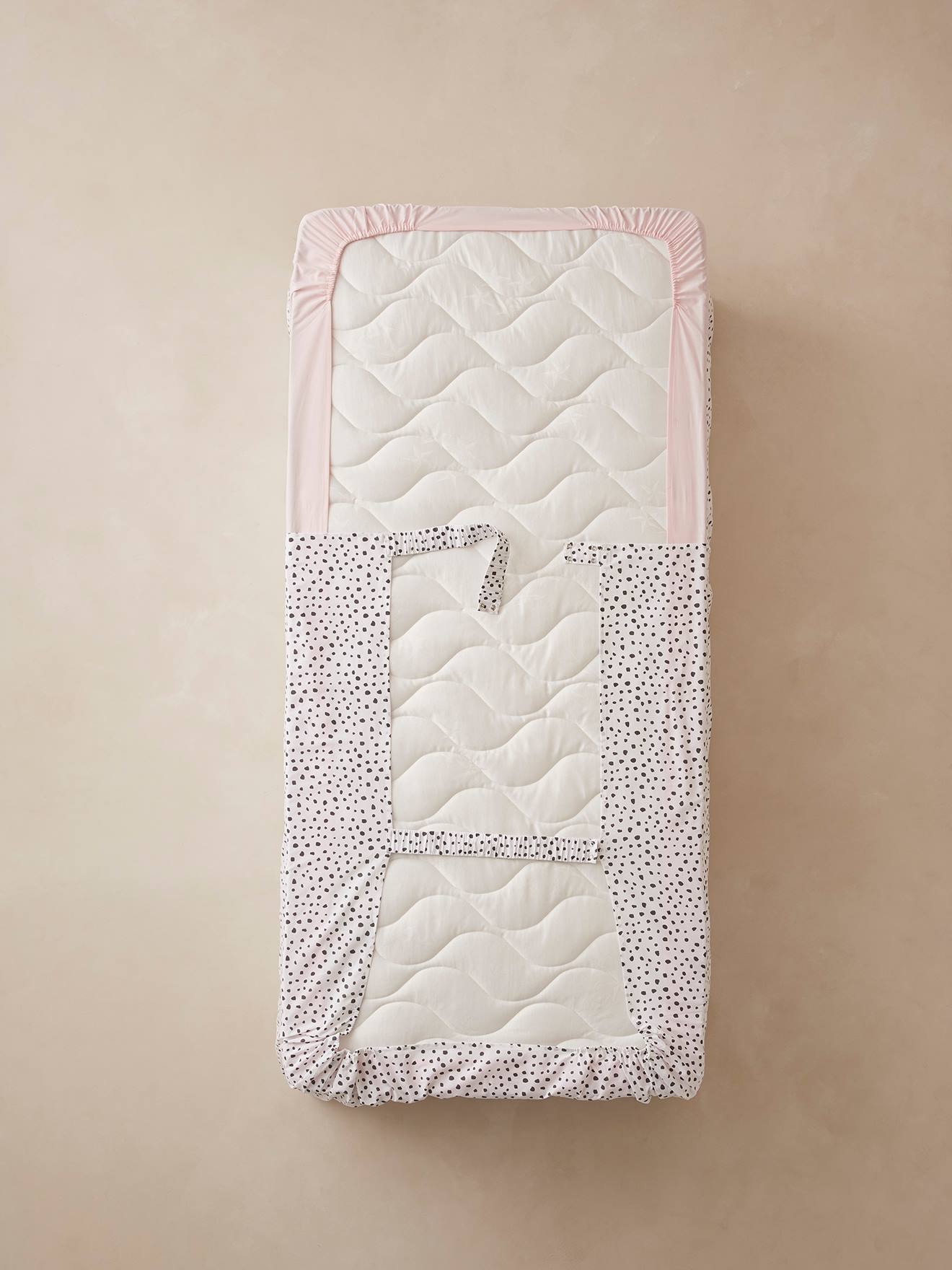 Conjunto infantil Magicouette® Princesa e Bolinhas, branco claro liso com motivos.