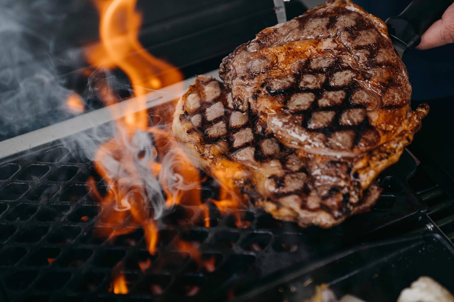 SEVERIN SEVO SMART CONTROL GT Elektrogrill mit App-Steuerung und Deckel, elektrischer Tischgrill, in 10 min bis 500°C, OLED-Display, für innen und außen, 3.000 W, Edelstahl/Schwarz, PG 8138