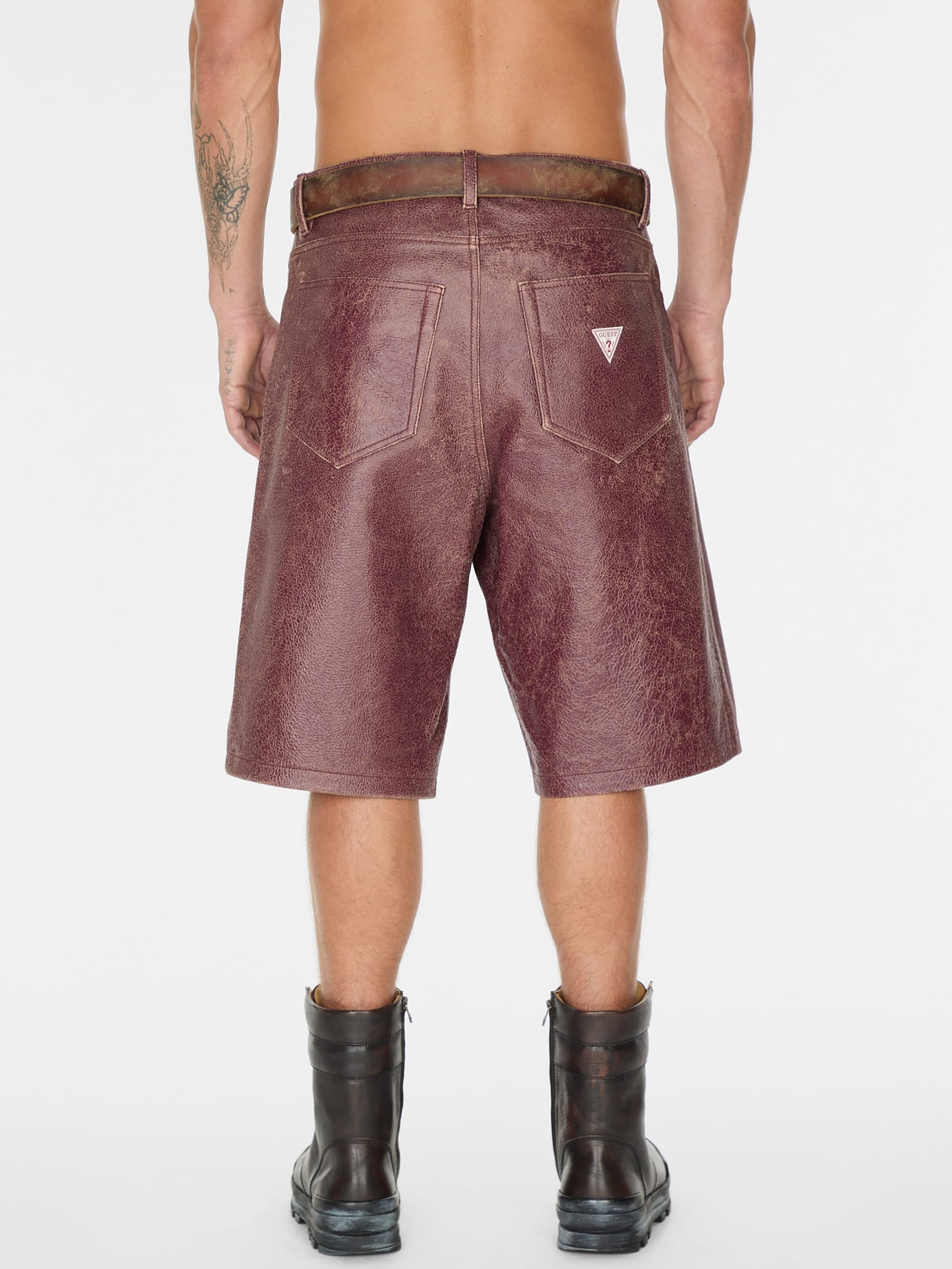 shorts de couro craquelado