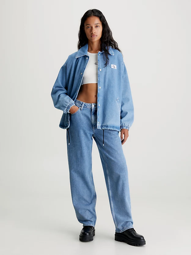 Jaqueta jeans estilo skater com modelagem relaxada