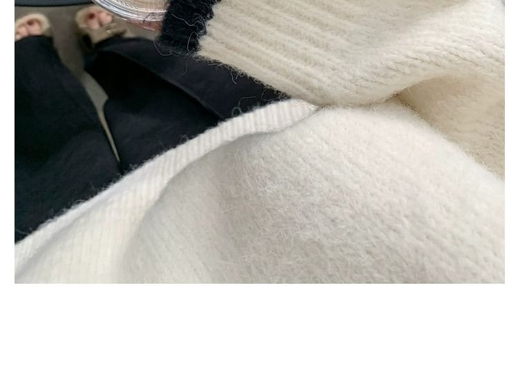 Essere - Oversized trui met ronde hals en contrasterende rand