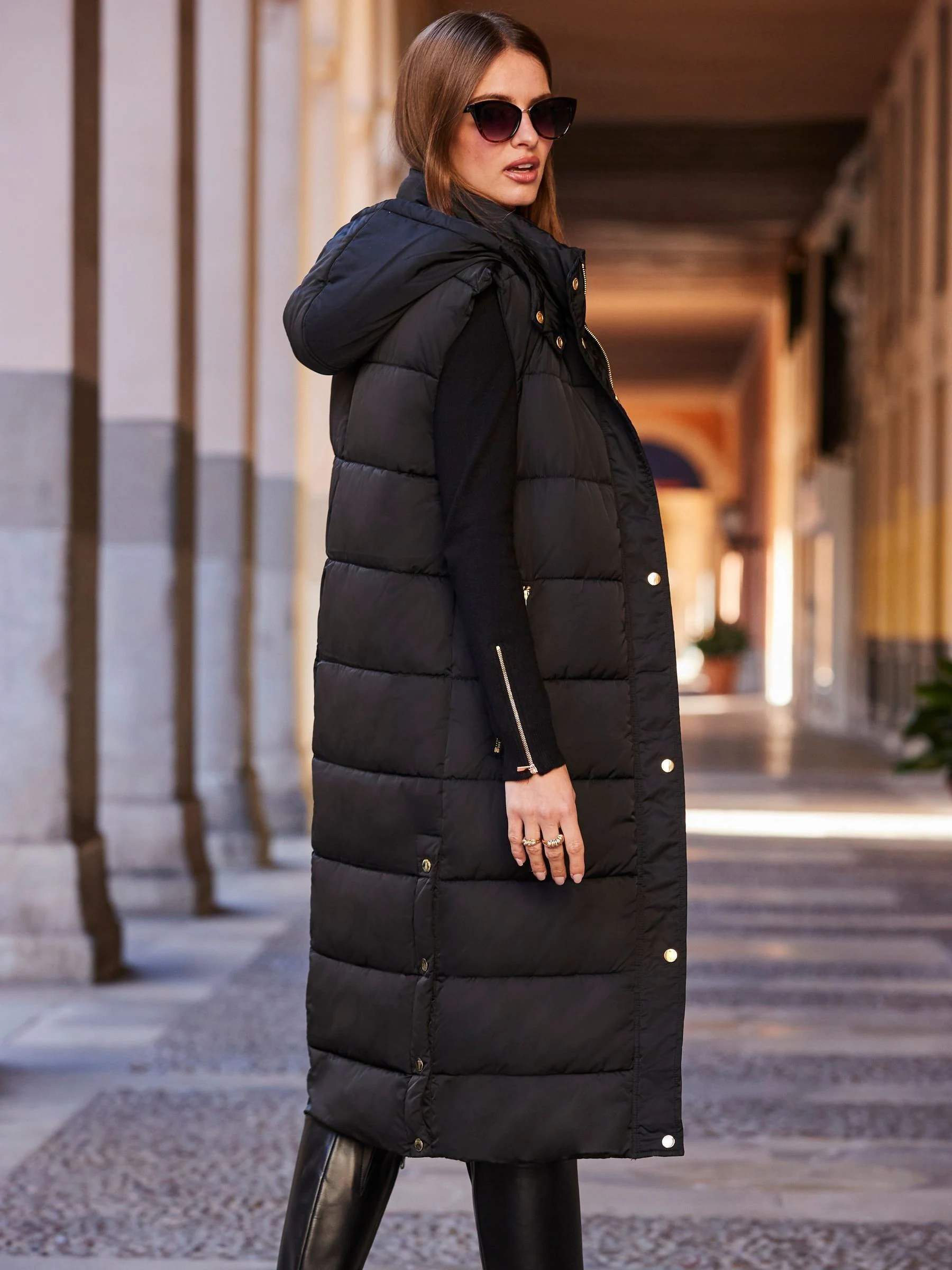 Sosandar - Lange bodywarmer met capuchon en zakken