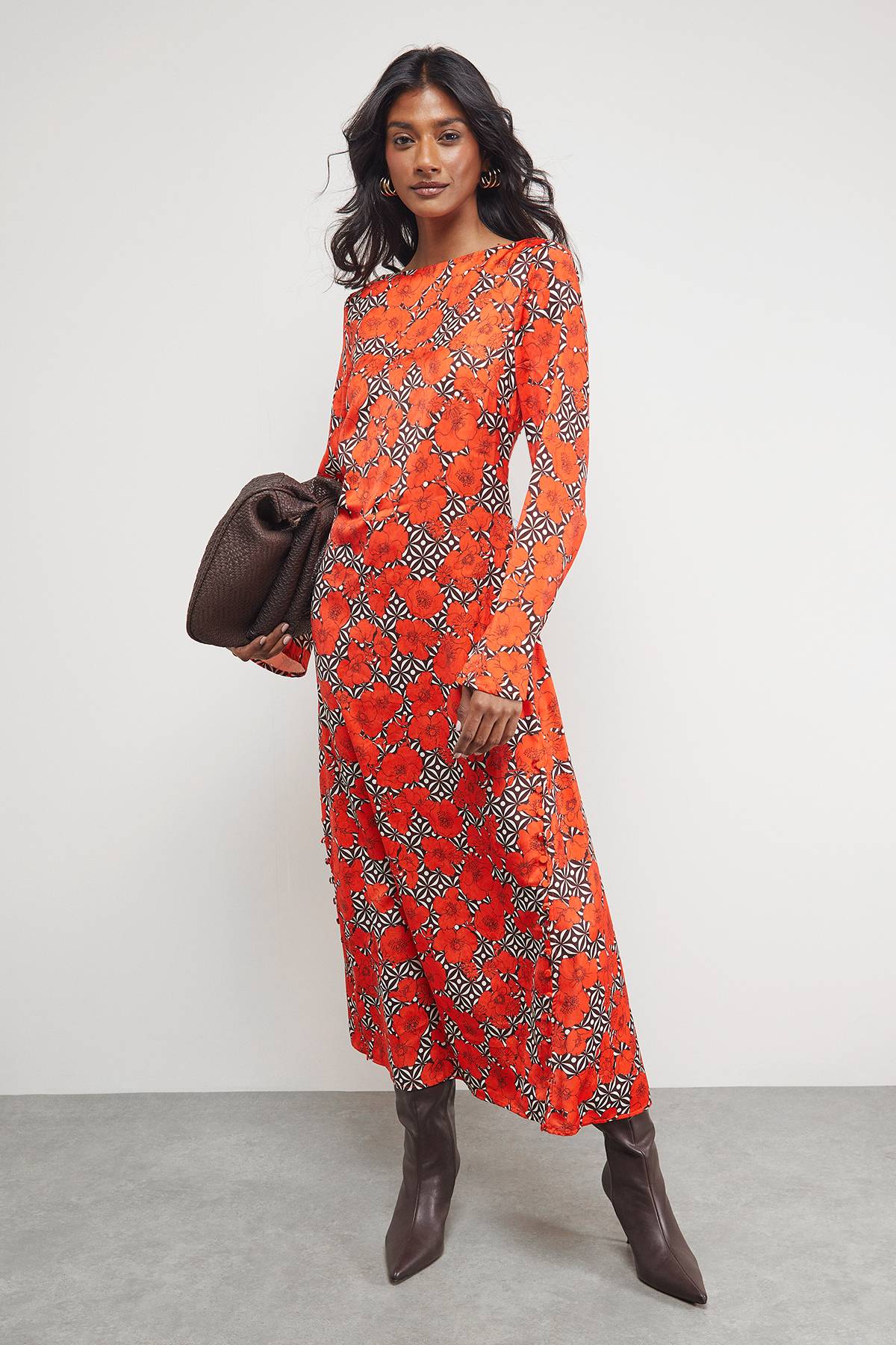 Warehouse Robe Midi Florale en Satin Froissé Coupe Biais avec Boutons Latéraux